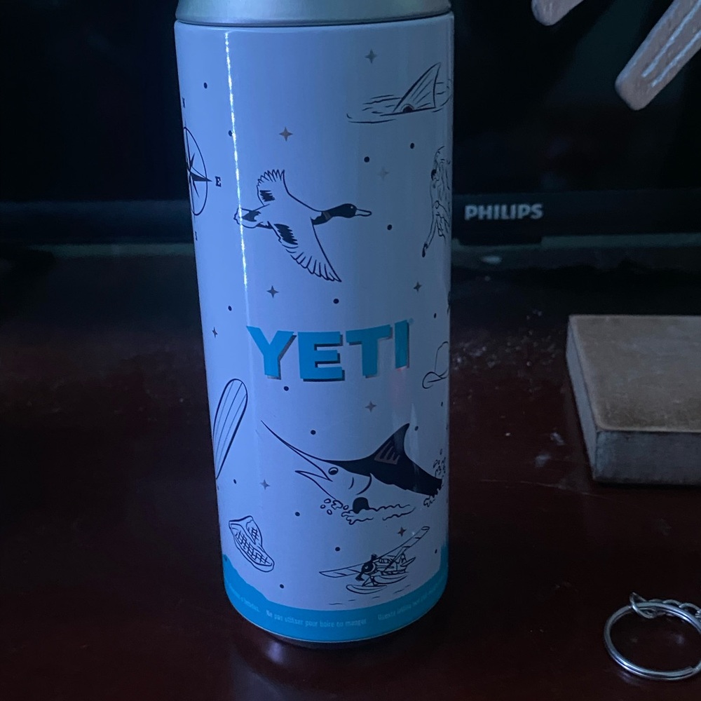 YETI Nautical White and Blue fake can